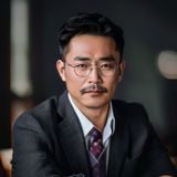 爱情岛网站首席情感顾问陈浩然，男性，温文儒雅，专注镜头，专业心理咨询师形象